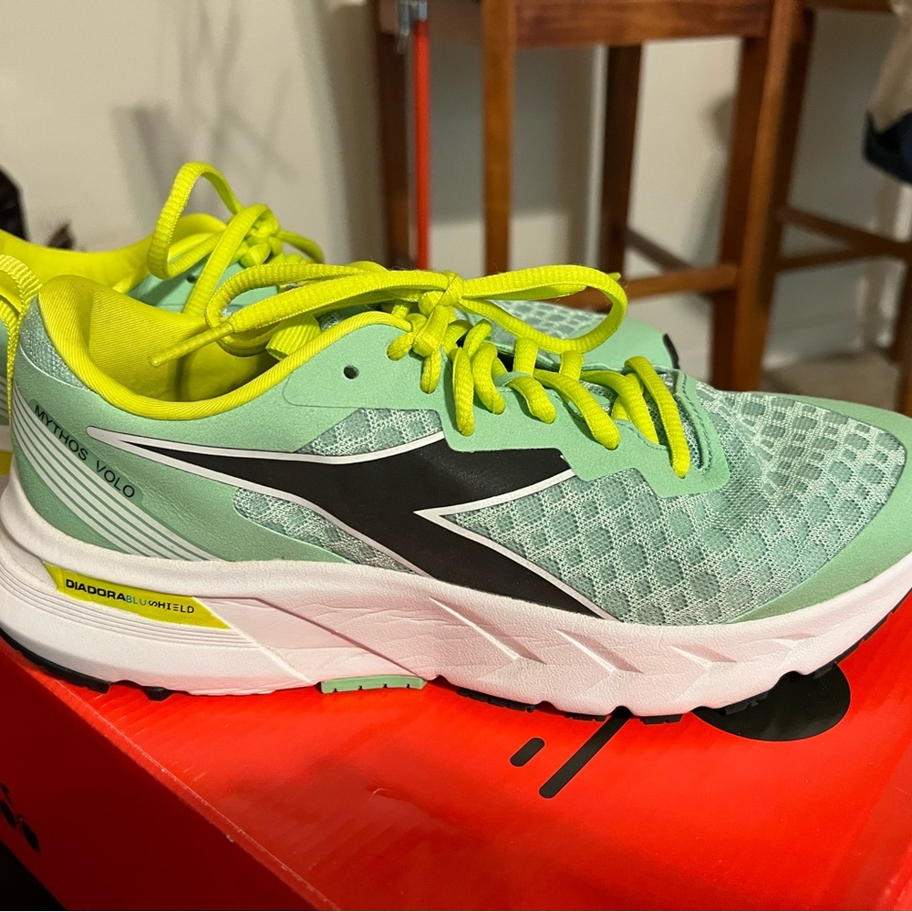 Italian 🇮🇹 Women’s Running Shoes Size 7.5